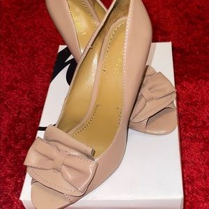NineWest Leather Taupe Peep-Toe Show with a Bow.